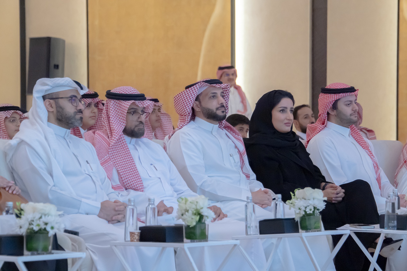 الرئيس التنفيذي يتوّج الفائزين في برنامج "سفير مٌتمم" بالشراكة مع مركز التواصل والمعرفة المالية ولجنة الإعلام والتوعية المصرفية بالبنوك السعودية